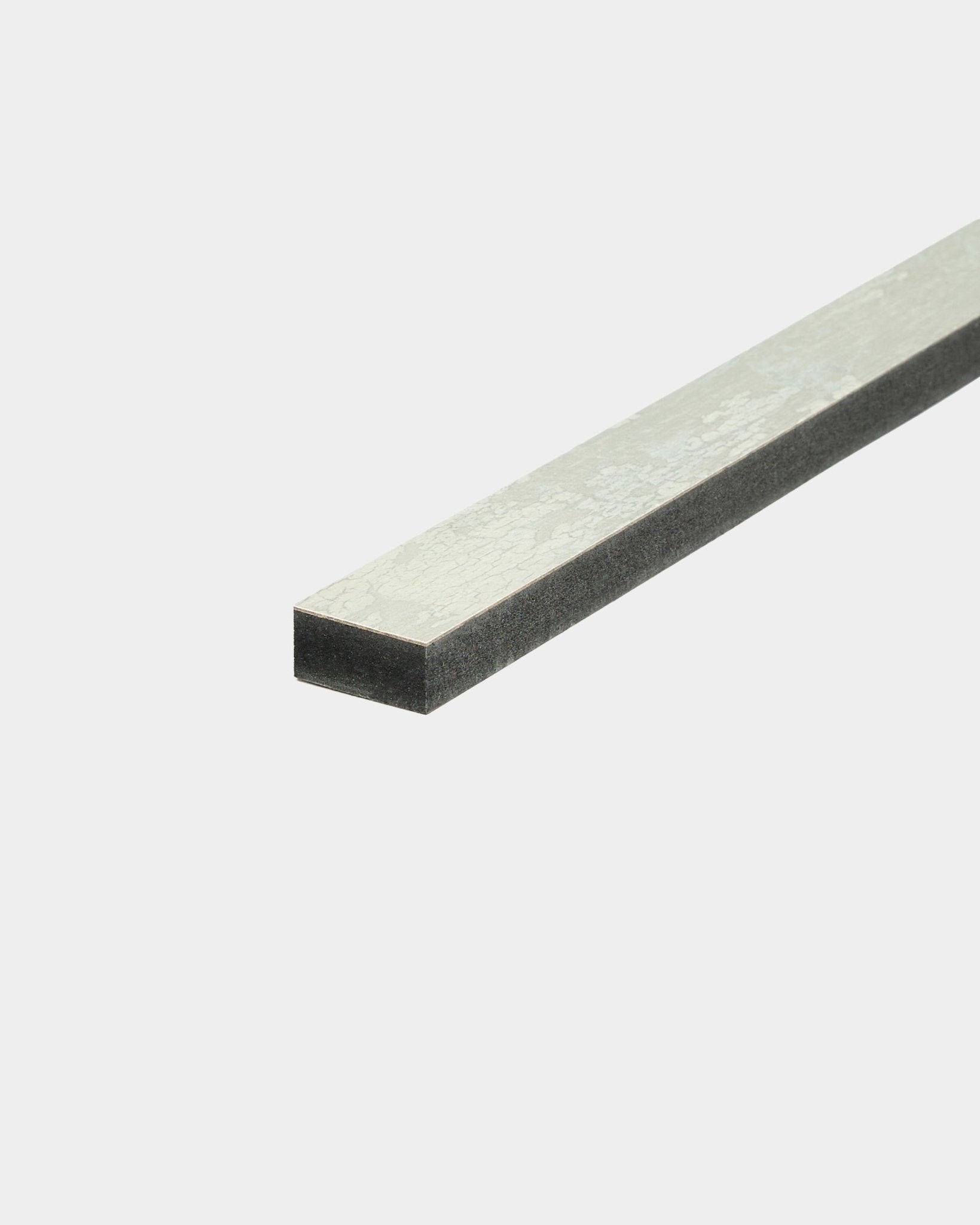 WoodUpp Akupanel Oxide White 240 cm akoestische lat met een metalen toplaag en een donkere schuimonderzijde, weergegeven op een effen witte achtergrond.